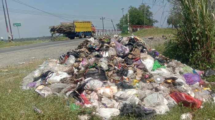 Kondisi sampah yang menggunung di JJLS, perbatasan Galur - Panjatan, Kulon Progo, Rabu (5/2/2025).