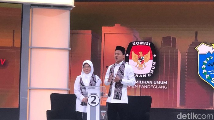 KPU secara resmi telah menetapkan pasangan calon Raden Dewi Setiani dan Iing Andri Supriadi, sebagai Bupati dan Wakil Bupati terpilih Pandeglang. (Aris/detikcom).