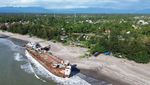 Foto Udara KRI Teluk Bone 511 Terdampar di Pantai Pariaman