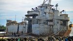 Foto Udara KRI Teluk Bone 511 Terdampar di Pantai Pariaman