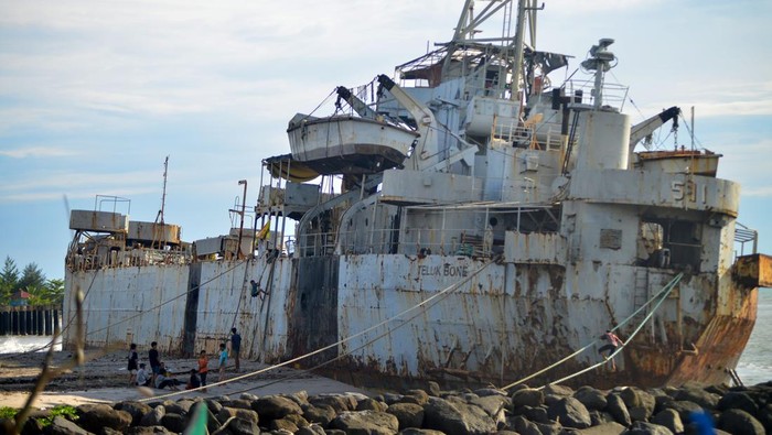 Anak-anak menaiki eks KRI Teluk Bone 511 yang terdampar dalam kondisi berkarat di Pantai Pariaman, Sumatera Barat, Rabu (5/2/2025). Pemkot Pariaman menegaskan larangan bagi wisatawan dan warga untuk menaiki kapal perang  yang masih ditunda untuk dijadikan museum itu karena kondisinya yang belum stabil dan aman sehingga dikhawatirkan dapat membahayakan keselamatan pengunjung. ANTARA FOTO/Iggoy el Fitra/rwa.