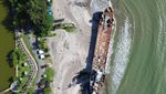 Foto Udara KRI Teluk Bone 511 Terdampar di Pantai Pariaman