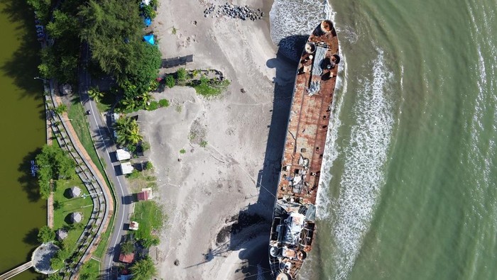 Anak-anak menaiki eks KRI Teluk Bone 511 yang terdampar dalam kondisi berkarat di Pantai Pariaman, Sumatera Barat, Rabu (5/2/2025). Pemkot Pariaman menegaskan larangan bagi wisatawan dan warga untuk menaiki kapal perang  yang masih ditunda untuk dijadikan museum itu karena kondisinya yang belum stabil dan aman sehingga dikhawatirkan dapat membahayakan keselamatan pengunjung. ANTARA FOTO/Iggoy el Fitra/rwa.