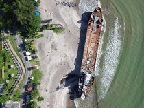 Foto Udara KRI Teluk Bone 511 Terdampar di Pantai Pariaman
