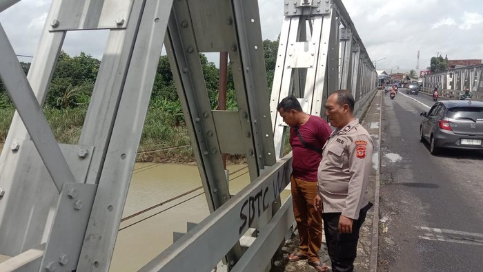 Lokasi siswi SMK Indramayu loncat ke Sungai Cimanuk.