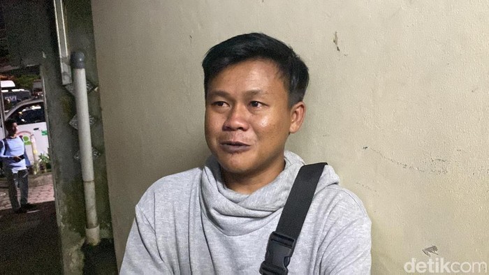 Lukman, kerabat Asep Fadila dan Supardi, korban tewas kecelakaan di GT Ciawi 2 Bogor