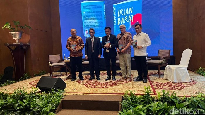 Mantan Dubes RI untuk Jepang Yusron Ihza Mahendra meluncurkan karya baru berupa novel dengan judul Irian Barat. (Ondang/detikcom).