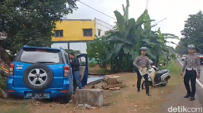 Sebuah minibus yang dikemudikan pria bernama Daeng Tawang kehilangan kendali dan menabrak rumah warga di Kabupaten Maros, Sulawesi Selatan (Sulsel).