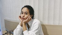 Usai pilates, wanita kelahiran 1994 ini menyempatkan waktu mampir ke sebuah kafe untuk memesan minuman favoritnya itu. Ia tampaknya sangat bahagia dengan kegiatannya yang diawali dengan pilates dan diakhiri minum matcha latte. Foto: Instagram @maudyayunda