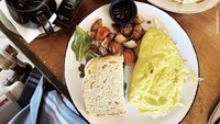 Salah satunya sarapan berupa roti sourdough, baby potato, omelete, sampai waffle. Tak lupa dilengkapi dengan segelas es matcha. Foto: Instagram @maudyayunda