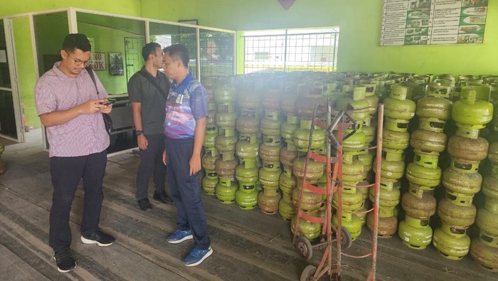 Direktorat Reserse Kriminal Khusus (Ditreskrimsus) melakukan pemantauan distribusi gas LPG 3 kilogram (kg).