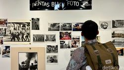 Menilik Karya Foto East Timor: The Long Winding Road