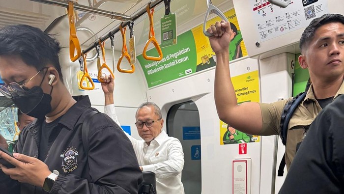 Menteri Koordinator Bidang Pangan Zulkifli Hasan (Zulhas) naik MRT (Dok Istimewa)