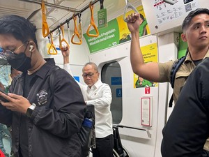 Menko Zulhas Ngantor Naik MRT, Netizen: Keren Pak Menteri!