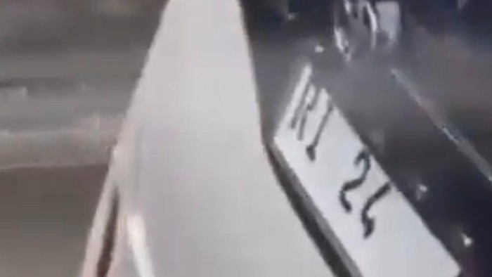 Mobil pelat RI 24 melintas di jalur TransJakarta