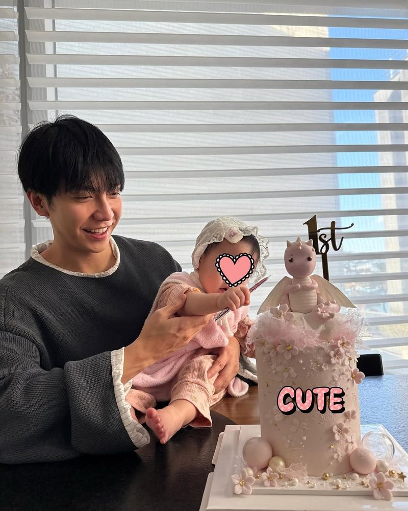 Momen Lee Seung Gi merayakan ulang tahun pertama anaknya bersama Lee Da In