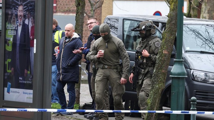 Momen Polisi Belgia Buru Pelaku Penembakan ke Terowongan Metro Police members work at the Clemenceau metro station, after a shooting took place in Brussels, Belgium February 5, 2025. REUTERS/Yves Herman