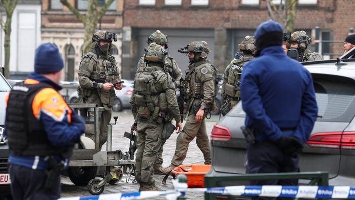 Momen Polisi Belgia Buru Pelaku Penembakan ke Terowongan Metro Police members work at the Clemenceau metro station, after a shooting took place in Brussels, Belgium February 5, 2025. REUTERS/Yves Herman