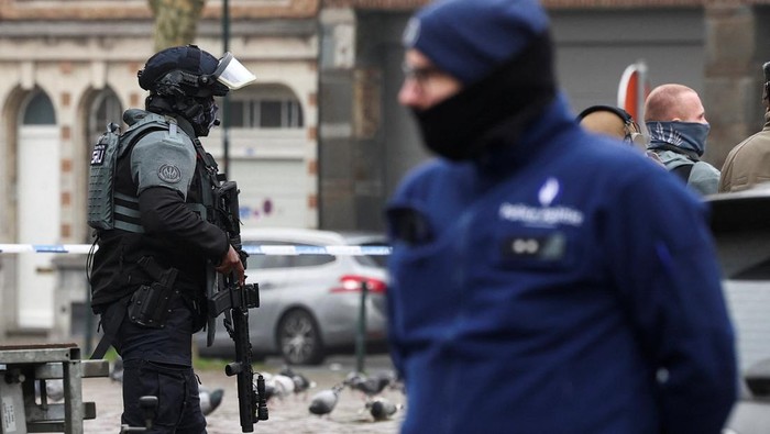 Police members work at the Clemenceau metro station, after a shooting took place in Brussels, Belgium February 5, 2025. REUTERS/Yves Herman
