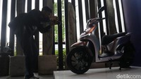 Indomobil Adora merupakan kuda besi berdimensi mungil yang dirancang untuk penggunaan di wilayah perkotaan. Motor listrik tersebut sepintas menyerupai skuter matik (skutik) yang dipasarkan di Eropa. Foto: Septian Farhan Nurhuda/detik.com