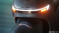 Pabrikan membekalinya dengan lampu utama atau headlamp yang terpasang di batok kepala. Sementara lampu sein dan pencahayaan lain dirancang terhubung di bagian bawahnya. Foto: Septian Farhan Nurhuda/detik.com