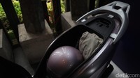 Kelebihan lain dari motor listrik Adora adalah bagasinya yang termasuk lebar. Foto: Septian Farhan Nurhuda/detik.com