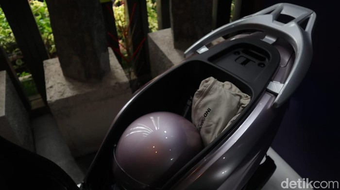 Motor listrik Indomobil Adora.