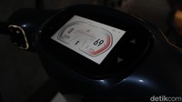 Fiturnya juga tak main-main, sudah ada hill start assist, traction control system, combi brake assist, anti theft alarm, smartkey system, smart display dengan integrasi ponsel, speaker untuk memutar musik dan pelindung tambahan baterai untuk mencegah pencurian. Foto: Septian Farhan Nurhuda/detik.com