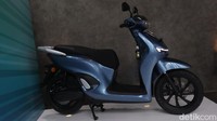Tunggangan tersebut menggunakan motor listrik dengan semburan tenaga 3 kW. Baterainya diklaim bisa menempuh jarak 110 km dalam sekali cas. Menariknya, untuk mengisi daya dari nol ke 100 persen, Adora hanya memerlukan waktu 1 jam dengan fitur fast charging. Foto: Septian Farhan Nurhuda/detik.com