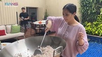 Istri Raffi Ahmad itu sendiri memang suka membuat konten memasak di YouTubenya. Ia mengatakan bahwa biasanya ia menggunakan gas merah muda 5,5 kg. Foto: YouTube RANS Entertainment