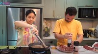 Karena temanya masak besar, ia pun menggunakan wajan besar dan bahan-bahan yang banyak. Karenanya ia selalu dibantu oleh keluarga dan krunya. Foto: YouTube RANS Entertainment