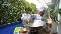 Seperti yang terlihat dalam momen memasak besar ini, ia dibantu oleh Sus Rini. Bahkan Sus Rini sampai memakai seragam khusus bak chef profesional. Foto: YouTube RANS Entertainment
