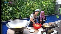 Ada juga momen wanita yang akrab disapa Gigi ini sangat dibantu Mbak Lala ketika memasak besar. Ia masak nasi goreng untuk tukang bangunan di rumahnya. Foto: YouTube RANS Entertainment