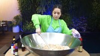 Namun, setelah ditelusuri potret tabung gas melon di rumah Nagita Slavina itu merupakan foto lama tahun 2020. Dalam videnya ia juga menegaskan bahwa gas itu untuk keperluan syuting. Foto: YouTube RANS Entertainment