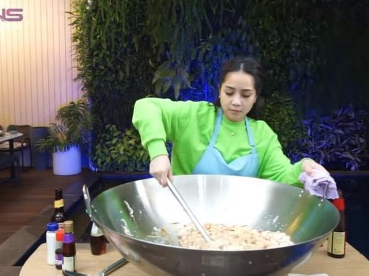 10 Potret Nagita Slavina Masak Besar, Ada Nasi Goreng dan Rendang Wagyu