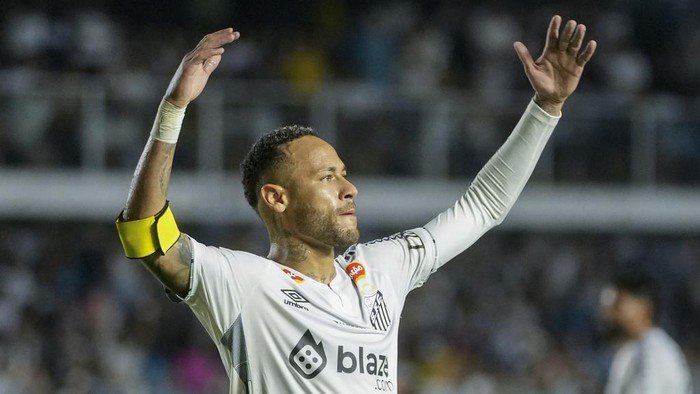 Brazils Neymar reacts during his debut for Santos FC in a Sao Paulo league soccer match against Botafogo-SP, in Santos, Brazil., Wednesday, Feb. 5, 2025. (AP Photo/Andre Penner)