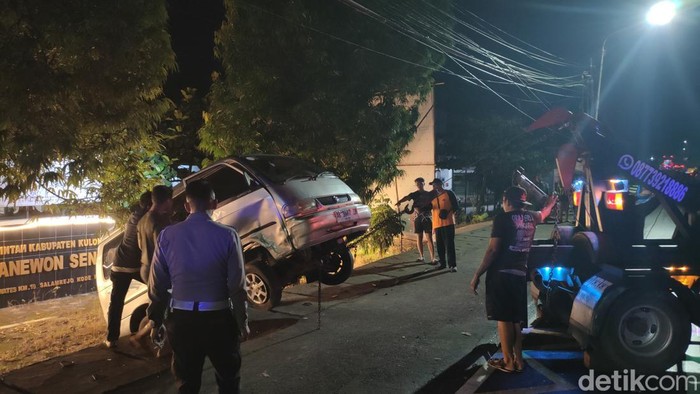 Mobil yang terlibat kecelakaan di Jalan Jogja - Wates, Sentolo, Kulon Progo dievakuasi, Rabu (5/2/2025).