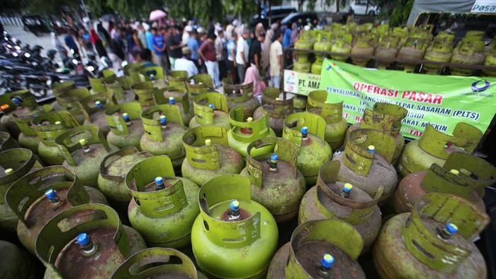 Sejumlah warga antre membeli gas elpiji subsidi ukuran 3 kilogram saat berlangsung operasi pasar di Pasar Tani Banda Aceh, Aceh, Kamis (6/2/2025). Dalam operasi pasar pertama tahun 2025 itu, pemerintah Aceh bekerja sama dengan PT Pertamina mendistribusikan sebanyak 530 tabung gas elpiji subsidi 3 kilogram tepat sasaran untuk membantu pemenuhan kebutuhan masyarakat dan selain mengatasi isu kelangkaan gas subsidi. ANTARA FOTO/Ampelsa/foc.