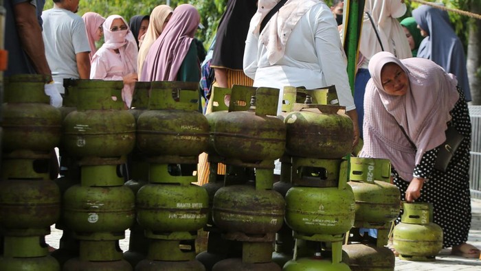 Sejumlah warga antre membeli gas elpiji subsidi ukuran 3 kilogram saat berlangsung operasi pasar di Pasar Tani Banda Aceh, Aceh, Kamis (6/2/2025). Dalam operasi pasar pertama tahun 2025 itu, pemerintah Aceh bekerja sama dengan PT Pertamina mendistribusikan sebanyak 530 tabung gas elpiji subsidi 3 kilogram tepat sasaran untuk membantu pemenuhan kebutuhan masyarakat dan selain mengatasi isu kelangkaan gas subsidi. ANTARA FOTO/Ampelsa/foc.