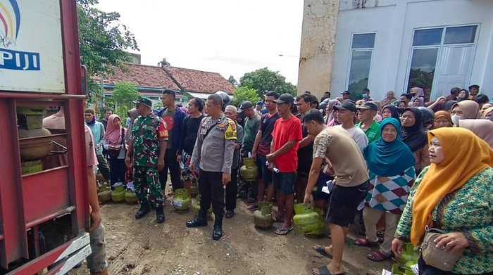 Operasi pasar LPG 3 kg di Muara Enim.