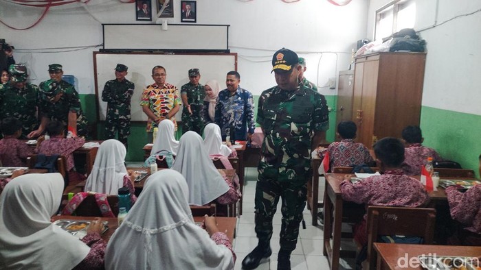 Panglima TNI, Jenderal TNI Agus Subiyanto cek MBG di SDN Pasirkaliki Mandiri 2 Cimahi