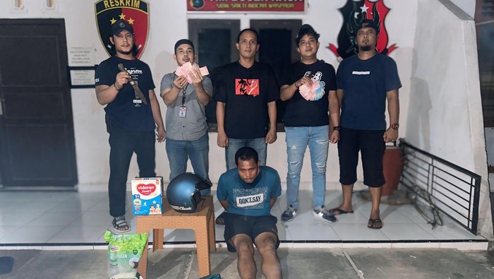 Pelaku dan barang bukti saat diamankan polisi