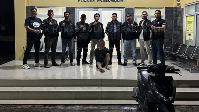 Pelaku pencurian motor di Prabumulih saat diamankan polisi.