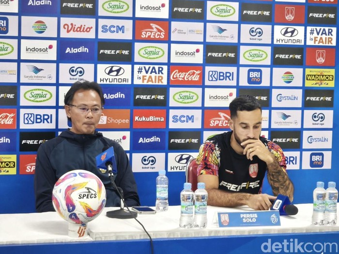 Pelatih Persis Solo Ong Kim Swee (OKS) dan pemain Jordy Tutuarima saat konferensi pers di Stadion Manahan Solo, Kamis (6/2/2025).