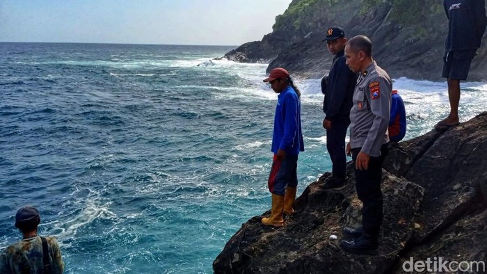Pemancing hilang tersapu ombak