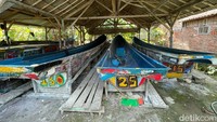 Proses pencetakan bentuk perahu itu membutuhkan waktu 2 hingga 4 hari. Setelah proses pencetakan,fiber diukir dan presisi bentuk dengan kayu.