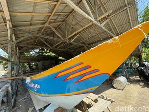 Melihat Proses Pembuatan Perahu Nelayan di Pangandaran