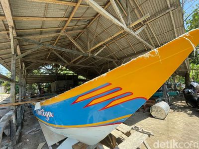 Melihat Proses Pembuatan Perahu Nelayan di Pangandaran