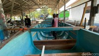 Tio mengatakan proses pembuatan perahu dimulai dari menyiapkan bahan utama yaitu fiber dan kayu.