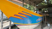 Aktivitas pembuatan perahu di Dusun Karangsari, Desa Pananjung, Kecamatan Pangandaran, Kabupaten Pangandaran